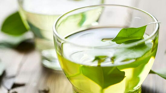 Le thé vert est une boisson extrêmement saine consommée dans l'alimentation japonaise. 