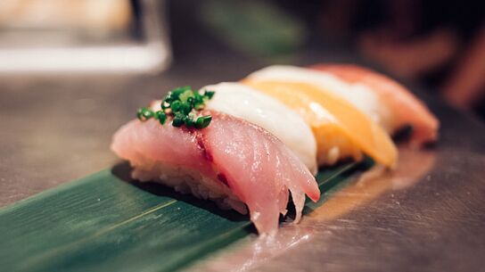 Les plats de poisson frais sont un entrepôt de protéines et d'acides gras dans l'alimentation japonaise. 