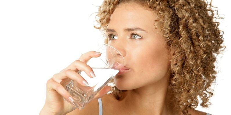Dans le cadre d'un régime alimentaire, vous devez consommer 1, 5 litre d'eau purifiée en plus d'autres liquides