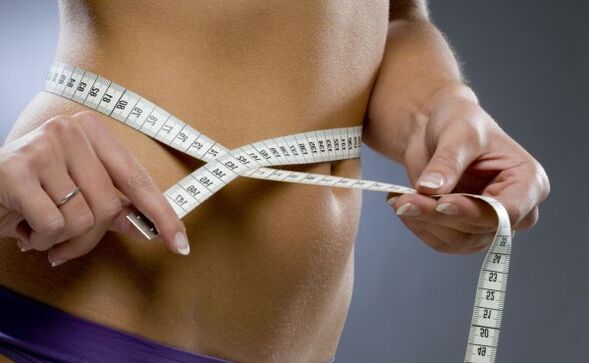 Après avoir perdu 7 kg en une semaine grâce au régime et à l'exercice, vous pouvez obtenir des formes gracieuses. 