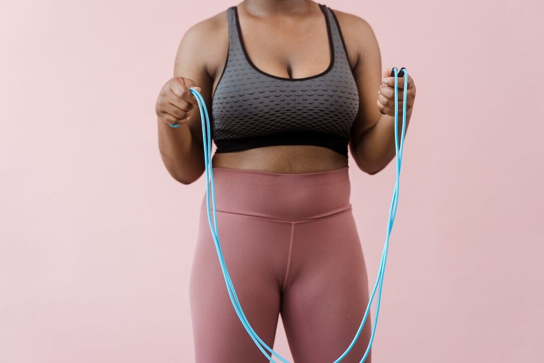 La corde à sauter est un entraînement cardiovasculaire qui permet de perdre du poids au niveau de la zone abdominale