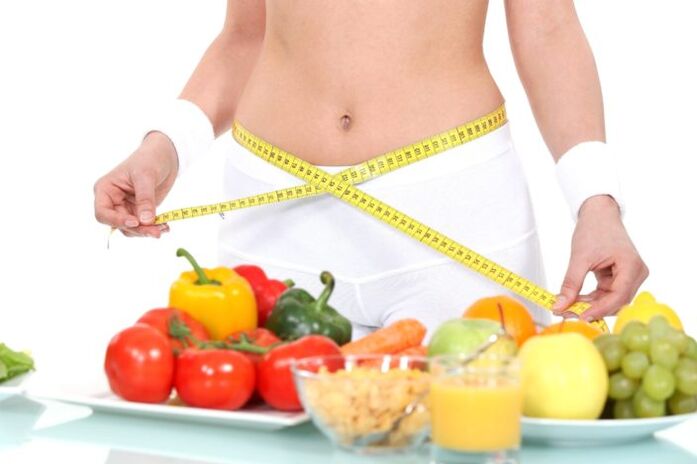 fille mesurant la taille sur fond de shopping
